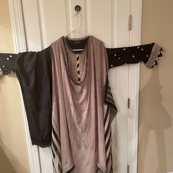 This is Pakistani top brand Asim Jofa 3 piece suite. - Picture 2 of 8
